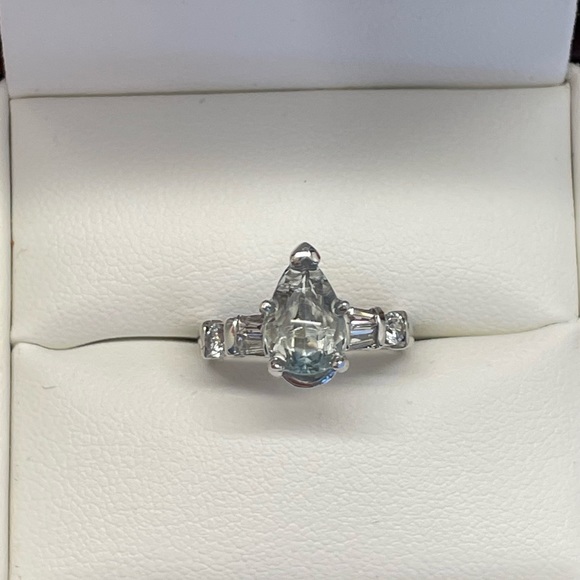 18K white gold aquamarine ring with side diamonds. - Picture 3 of 15
